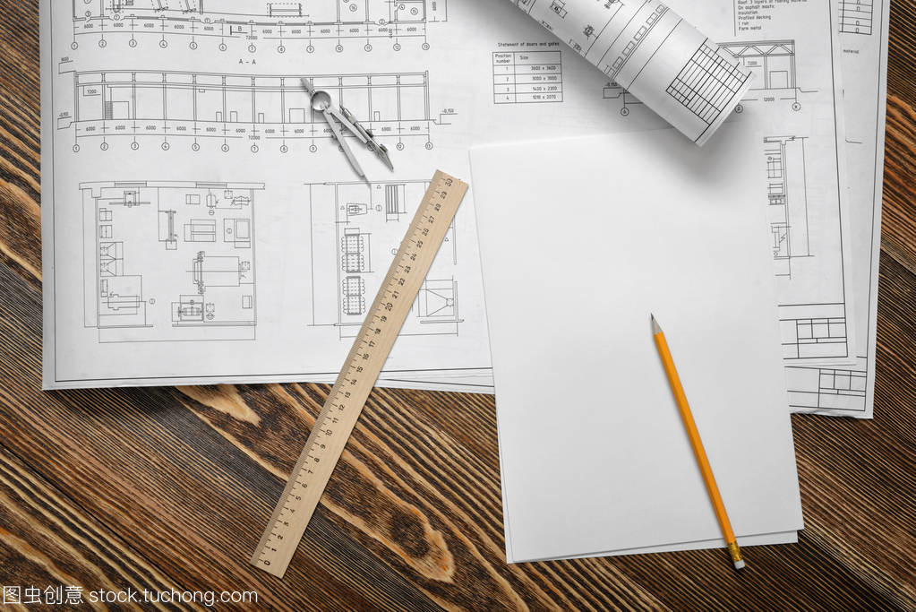 藍圖的誕生 鉛筆、尺規與木桌上的建筑夢